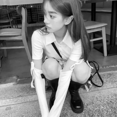 黑白真人女生头像