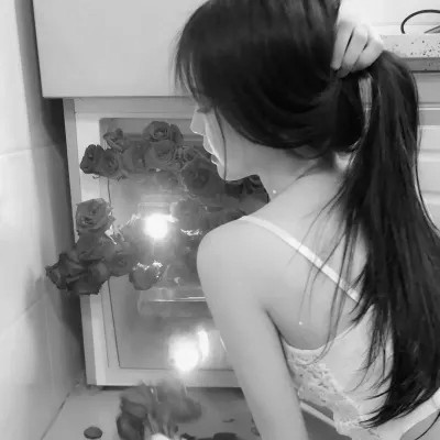 黑白真人女生头像