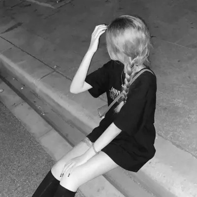 黑白真人女生头像