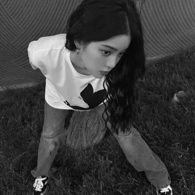 黑白真人女生头像