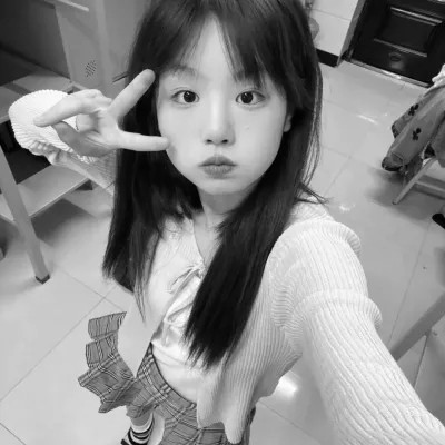 黑白真人女生头像