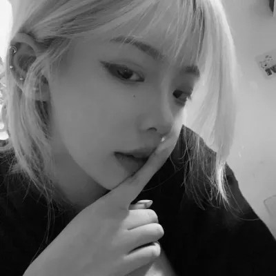黑白真人女生头像