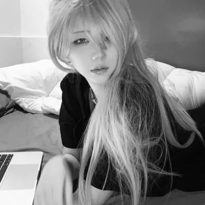 黑白真人女生头像