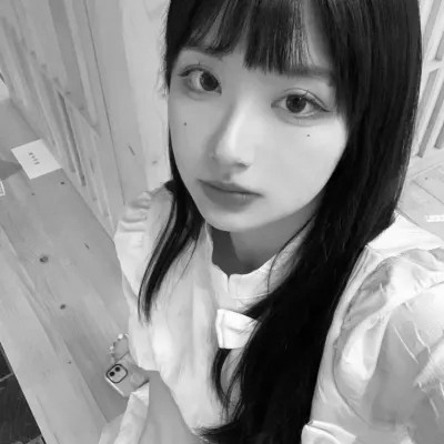 黑白真人女生头像