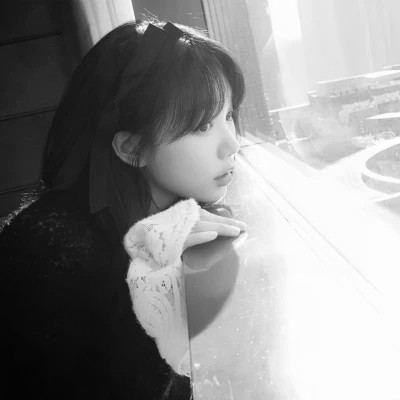清纯女生头像高级黑白真人图片