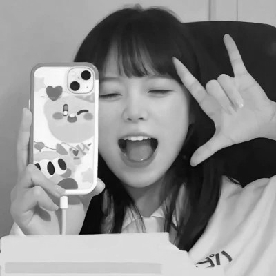 抖音超火的女生头像黑白好看图片