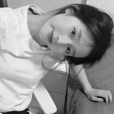 抖音超火的女生头像黑白好看图片