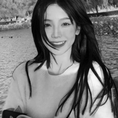 抖音超火的女生头像黑白好看图片
