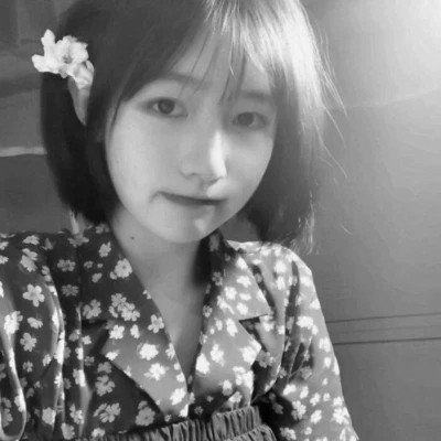 抖音超火的女生头像黑白好看图片