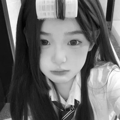 抖音超火的女生头像黑白好看图片