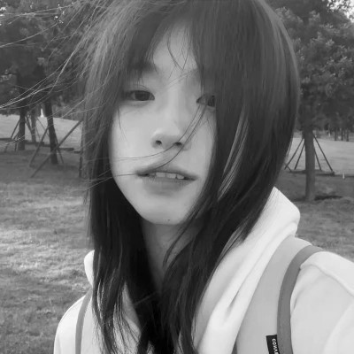 抖音超火的女生头像黑白好看图片