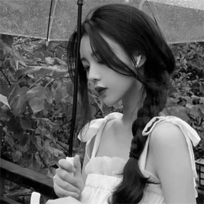 抖音超火的女生头像黑白好看图片