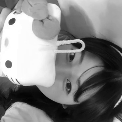 抖音超火的女生头像黑白好看图片
