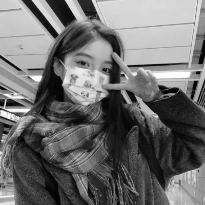 抖音超火的女生头像黑白好看图片