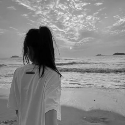抖音超火的女生头像黑白好看图片