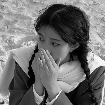 抖音超火的女生头像黑白好看图片