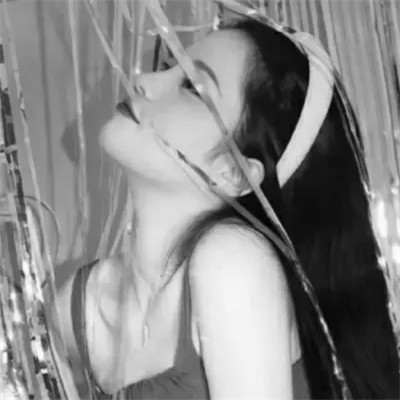 抖音超火的女生头像黑白好看图片