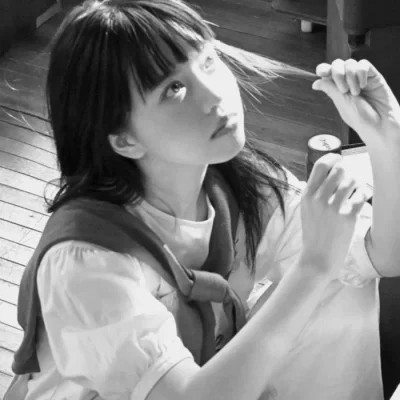 抖音超火的女生头像黑白好看图片