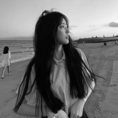 抖音超火的女生头像黑白好看图片