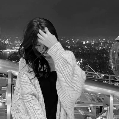 抖音超火的女生头像黑白好看图片