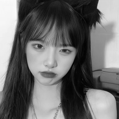 抖音超火的女生头像黑白好看图片