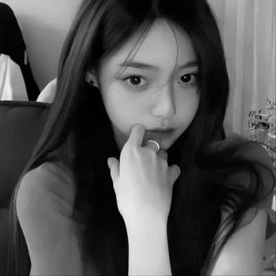 抖音超火的女生头像黑白好看图片