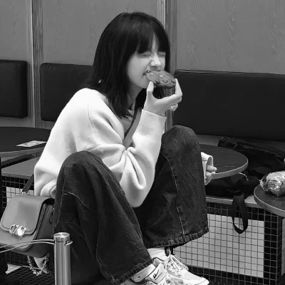 抖音超火的女生头像黑白好看图片