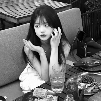 抖音超火的女生头像黑白好看图片