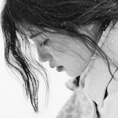 抖音超火的女生头像黑白好看图片