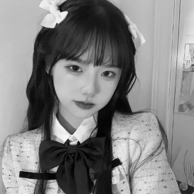 抖音超火的女生头像黑白好看图片