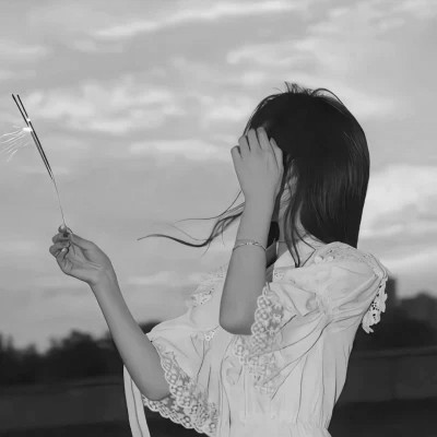 抖音超火的女生头像黑白好看图片