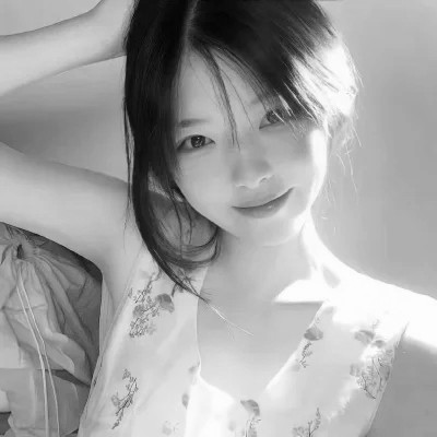 抖音超火的女生头像黑白好看图片