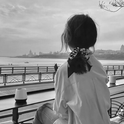 唯美黑白美女背影图片头像