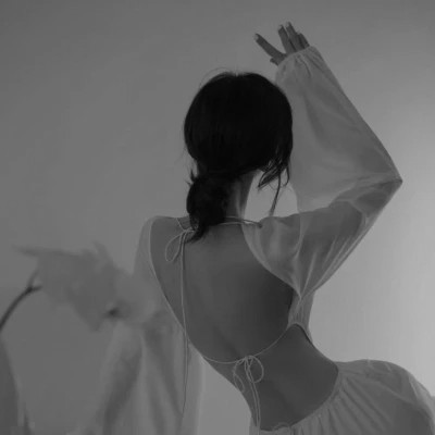 唯美黑白美女背影图片头像
