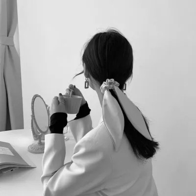 氛围感女头黑白背影高清图片