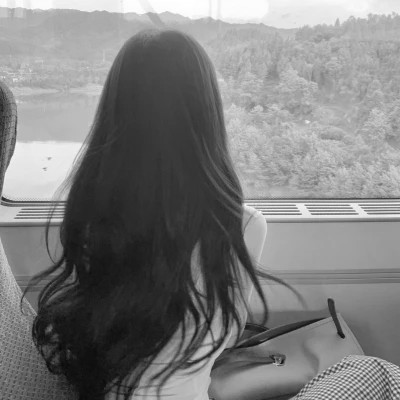 氛围感女头黑白背影高清图片