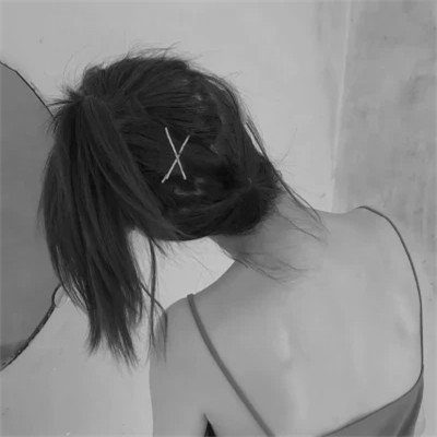 氛围感女头黑白背影高清图片