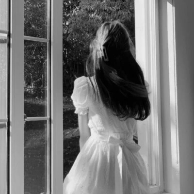 氛围感女头黑白背影高清图片