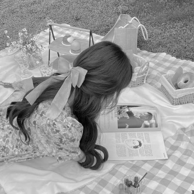 氛围感女头黑白背影高清图片