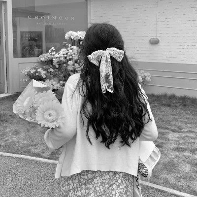 氛围感女头黑白背影高清图片