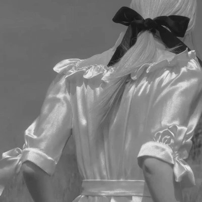 氛围感女头黑白背影高清图片