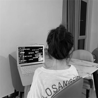 氛围感女头黑白背影高清图片