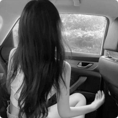 氛围感女头黑白背影高清图片