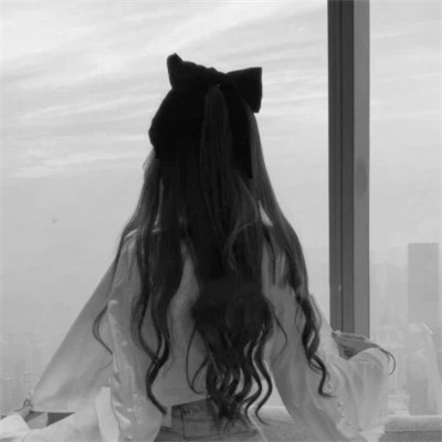 2025年头像女背影黑白