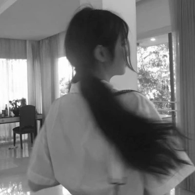 2025年头像女背影黑白
