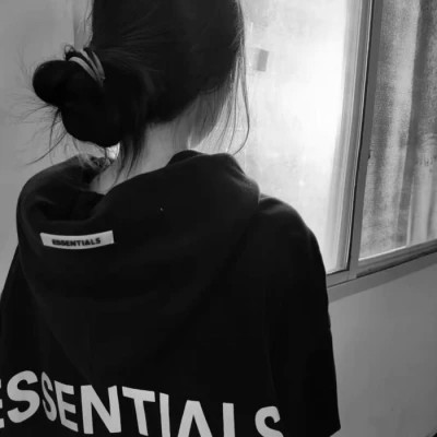 2025年头像女背影黑白