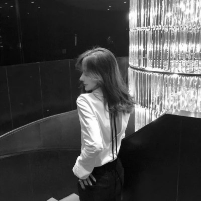 2025年头像女背影黑白