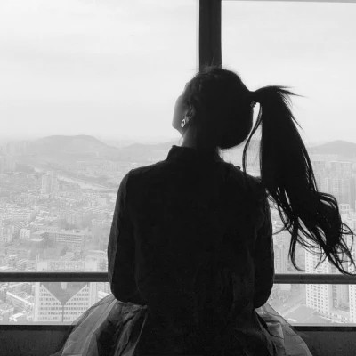 2025年头像女背影黑白