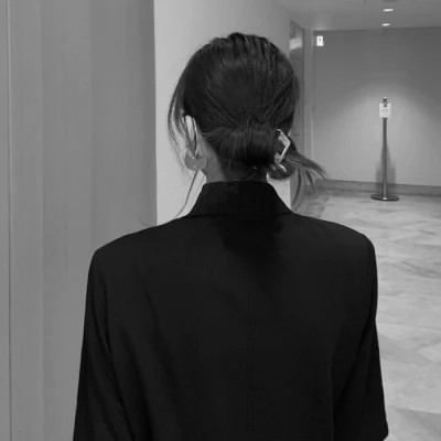 2025年头像女背影黑白