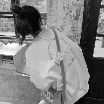 2025年头像女背影黑白